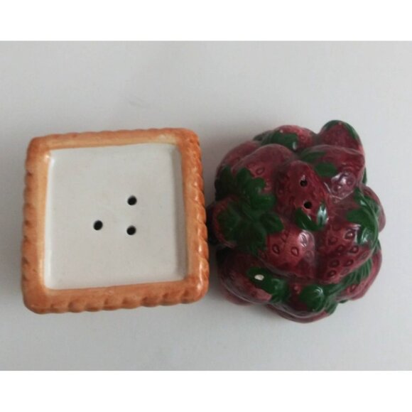 Vintage Basket Of Strawberries Salt & Pepper Shakers - Picture 6 of 11